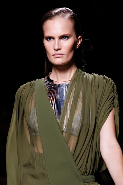 Look 15